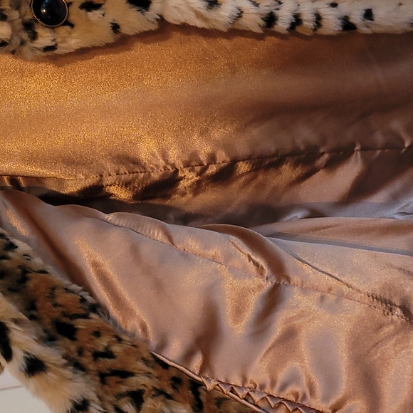 FAUX LEOPARD 🐆 FUR Long Coat. - Picture 4 of 8